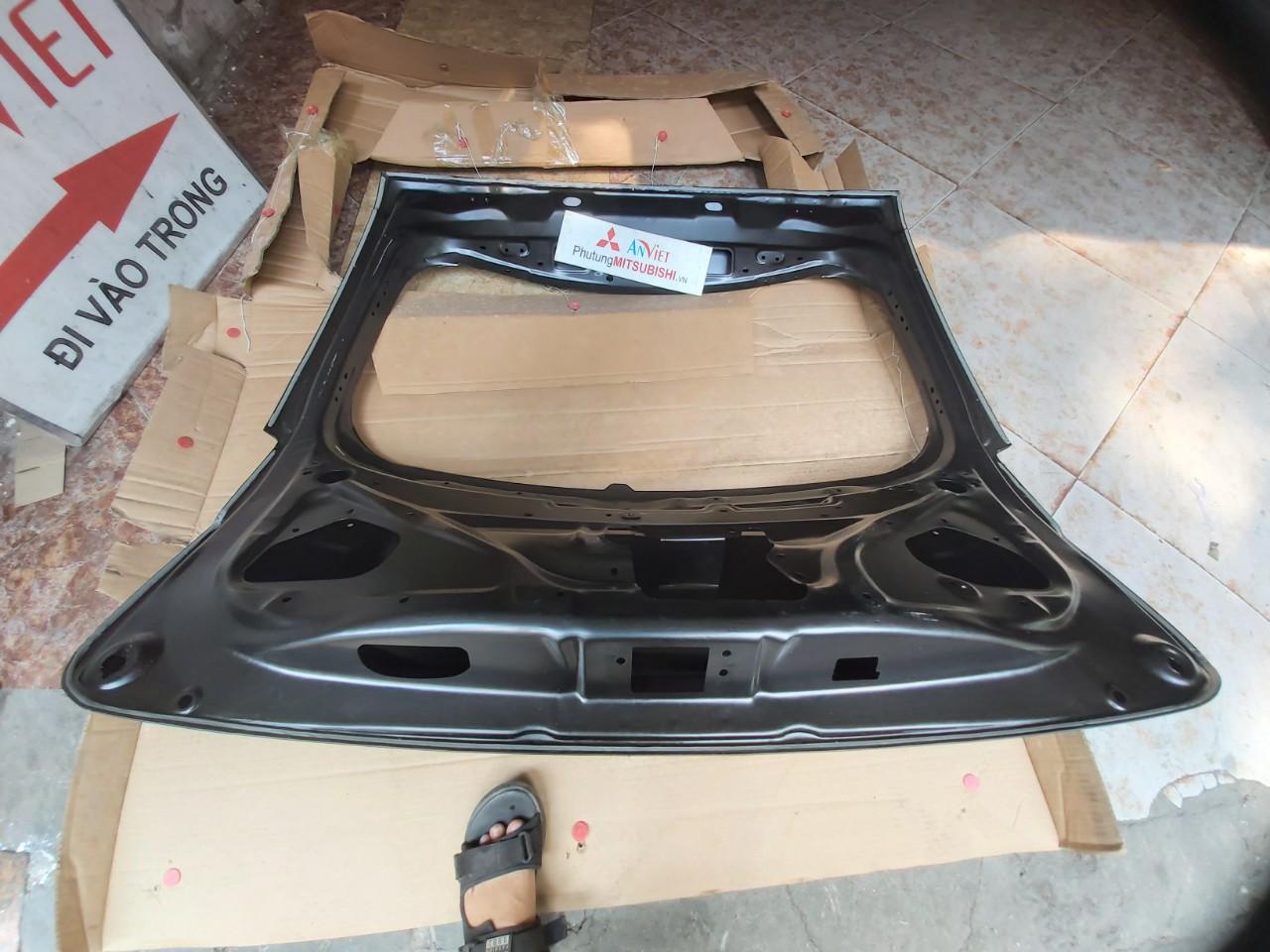 Cốp sau xe Mitsubishi Outlander