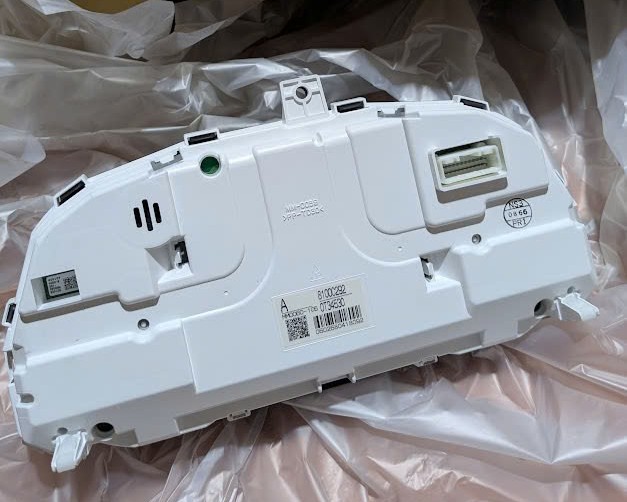 Cụm đồng hồ công tơ mét táp lô Mitsubishi Outlander