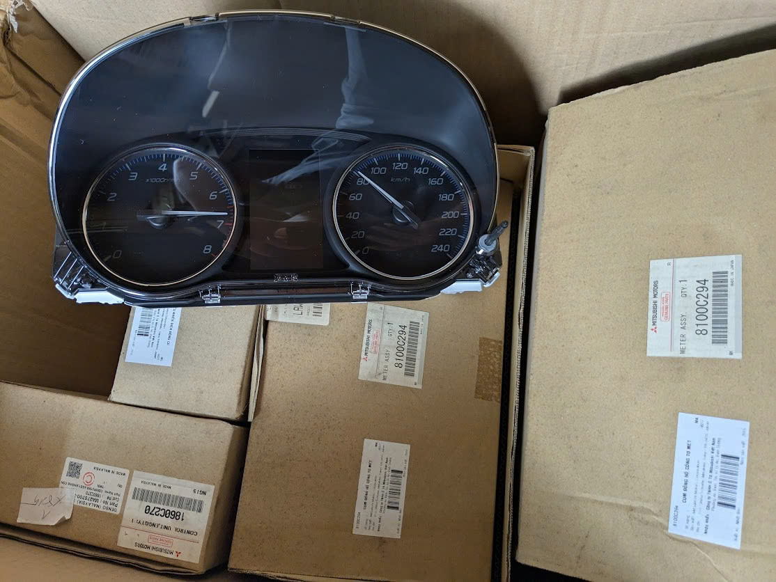 Cụm đồng hồ công tơ mét táp lô Mitsubishi Outlander