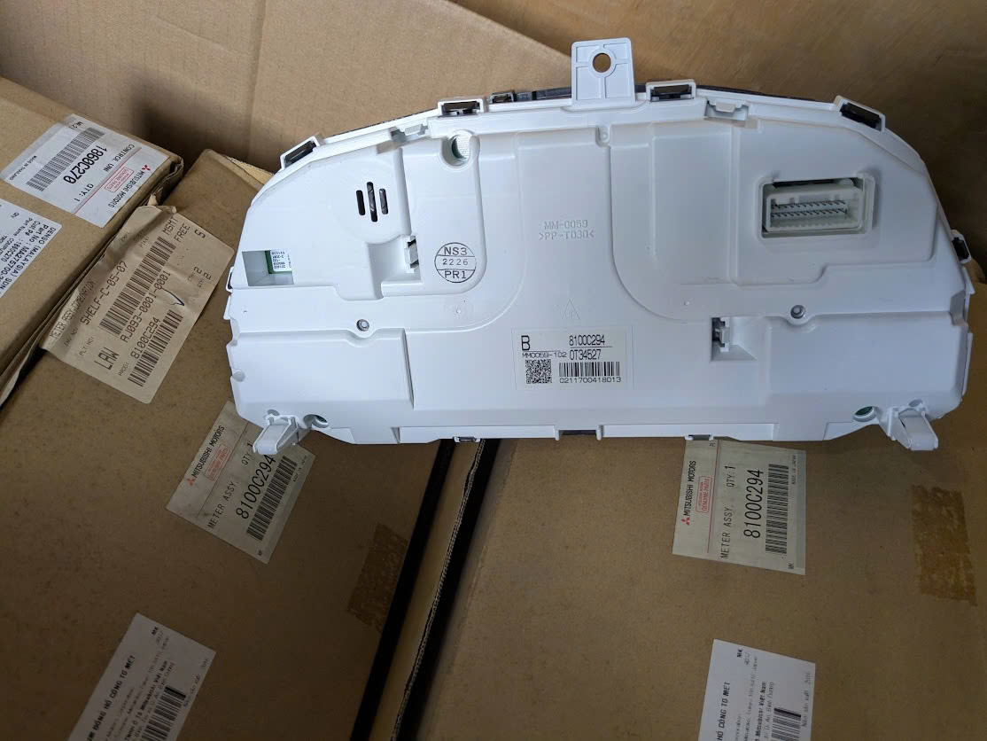 Cụm đồng hồ công tơ mét táp lô Mitsubishi Outlander