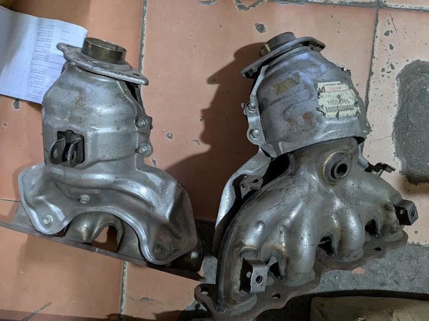 Cụm ống CỔ GÓP XẢ = bầu than hoạt tính xử lý khí xả thải  Mitsubishi Outlander