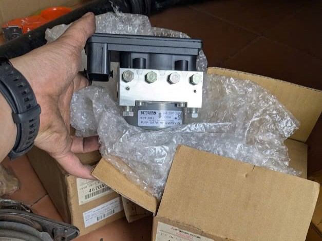Cụm bơm ABS Mitsubishi Outlander