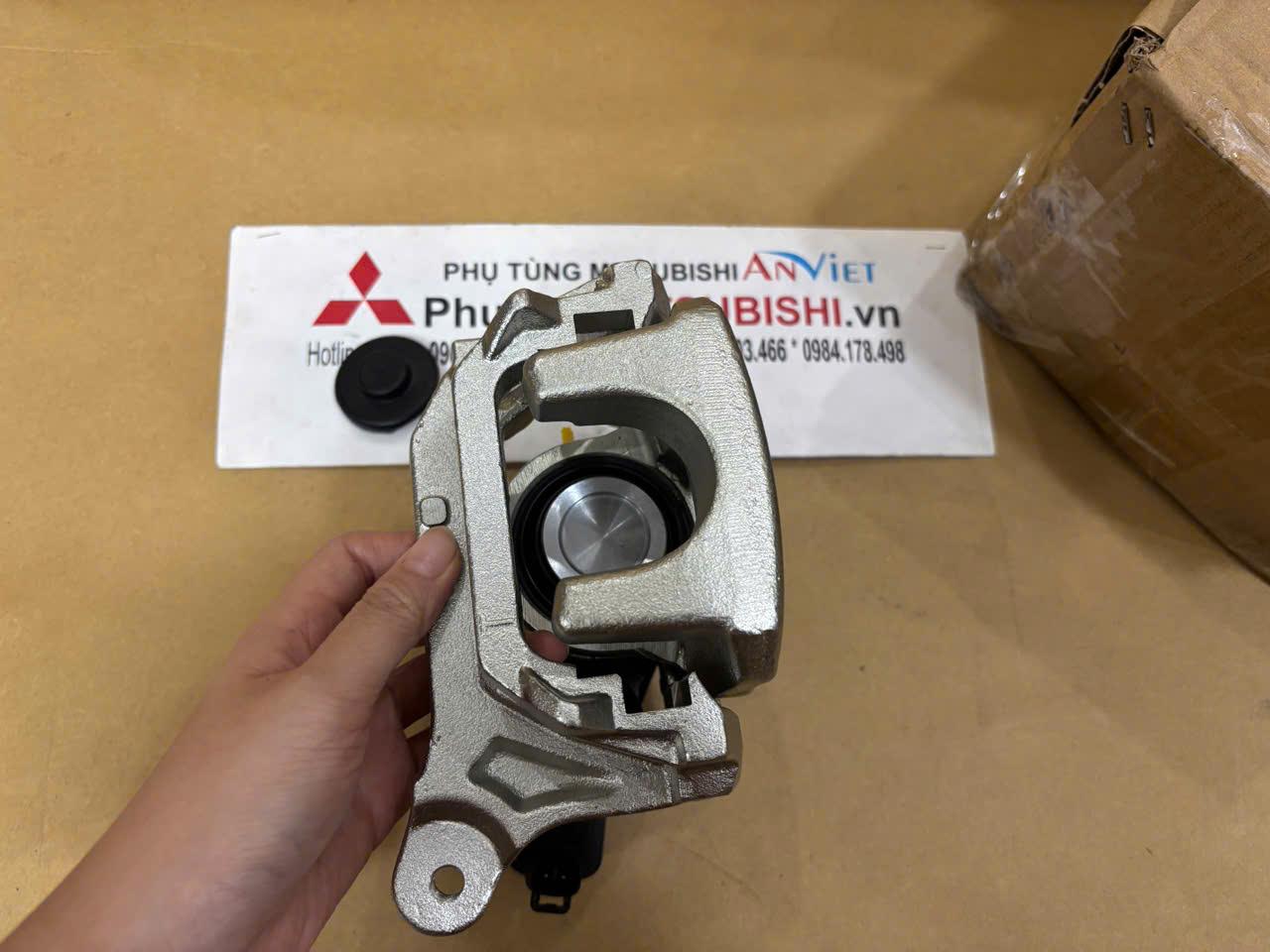 Thanh lý Cụm gông phanh sau xe Mitsubishi Outlander