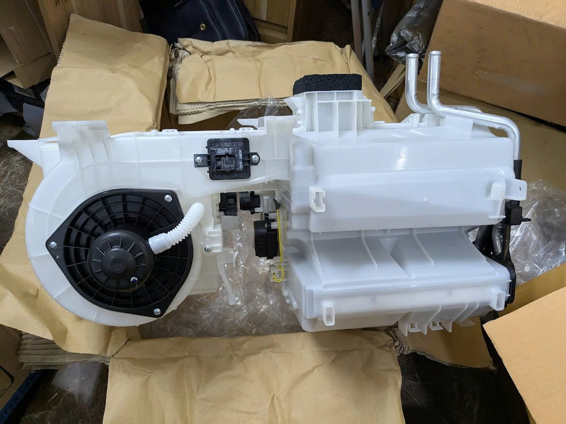 Cụm hộp đựng quạt dàn lạnh, dàn sưởi trong táp lô Mitsubishi Outlander