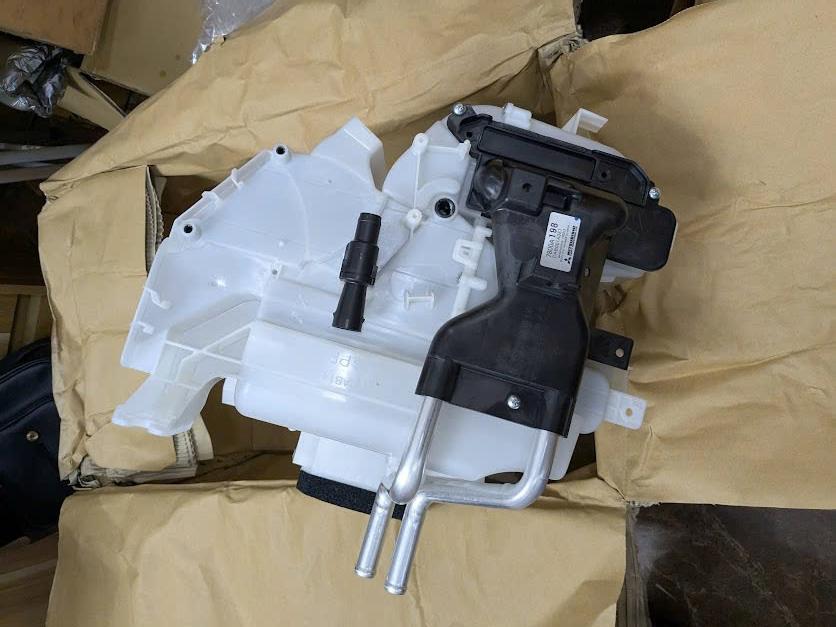 Cụm hộp đựng quạt dàn lạnh, dàn sưởi trong táp lô Mitsubishi Outlander
