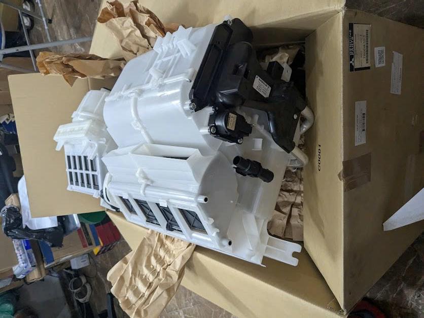 Cụm hộp đựng quạt dàn lạnh, dàn sưởi, mô tơ Mitsubishi Outlander