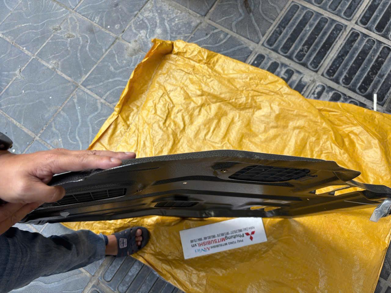 Chắn bùn gầm máy xe Mitsubishi Outlander 