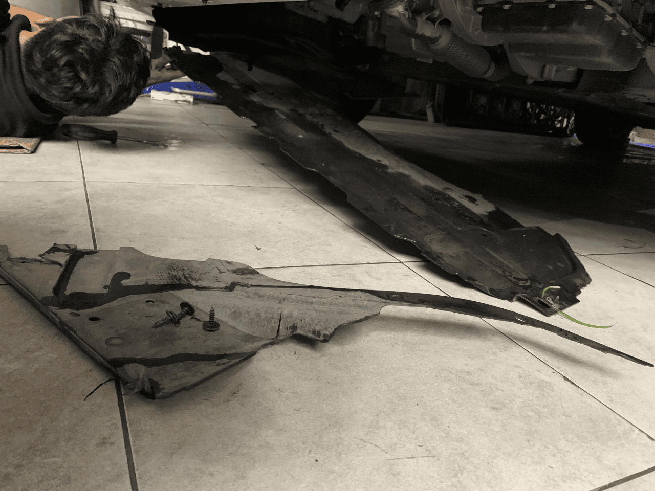 Dấu hiệu hư hỏng Chắn bùn gầm máy xe Mitsubishi Outlander