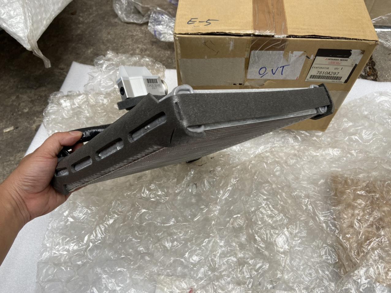 Dàn lạnh trong Táp lô xe Mitsubishi Outlander