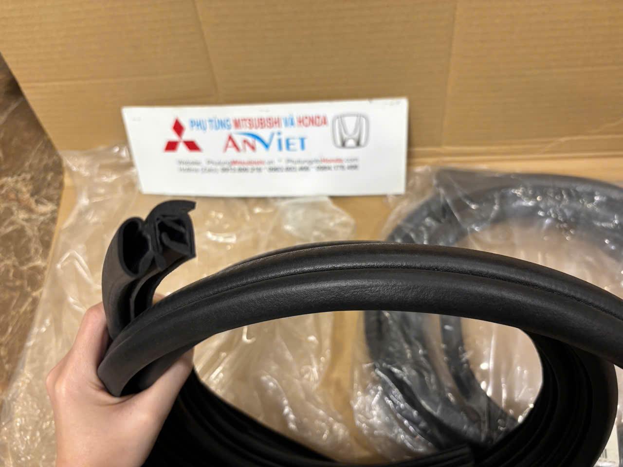 Gioăng khung trên thân xe Mitsubishi Outlander