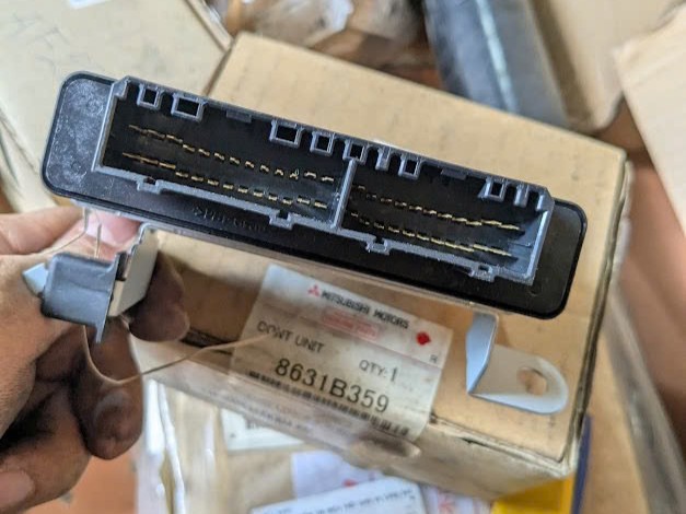 Hộp điều khiển hộp số tự động Mitsubishi Outlander