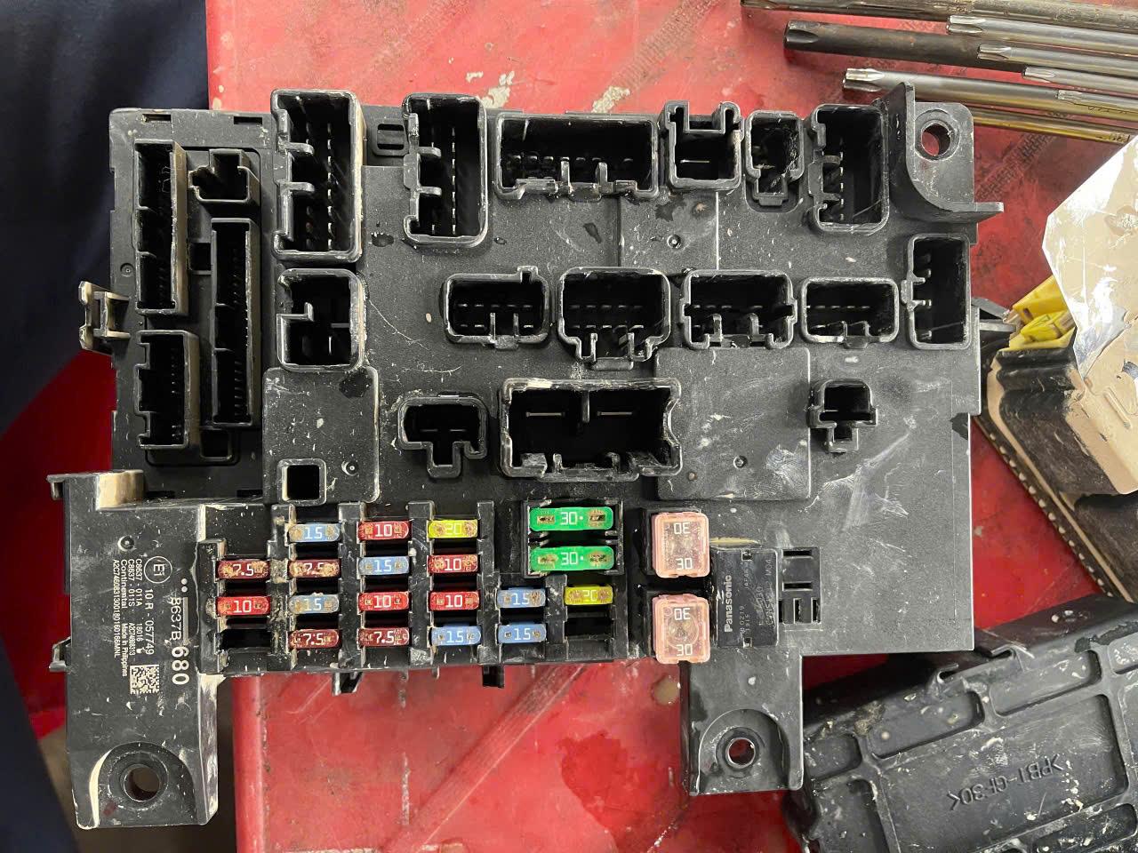 HỘP etacs liền hộp cầu chì trong táp lô Mitsubishi Outlander, Xpander hàng bãi