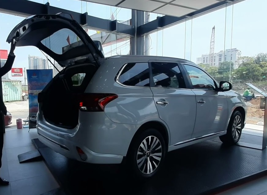 Công dụng của Cốp sau xe Mitsubishi Outlander 