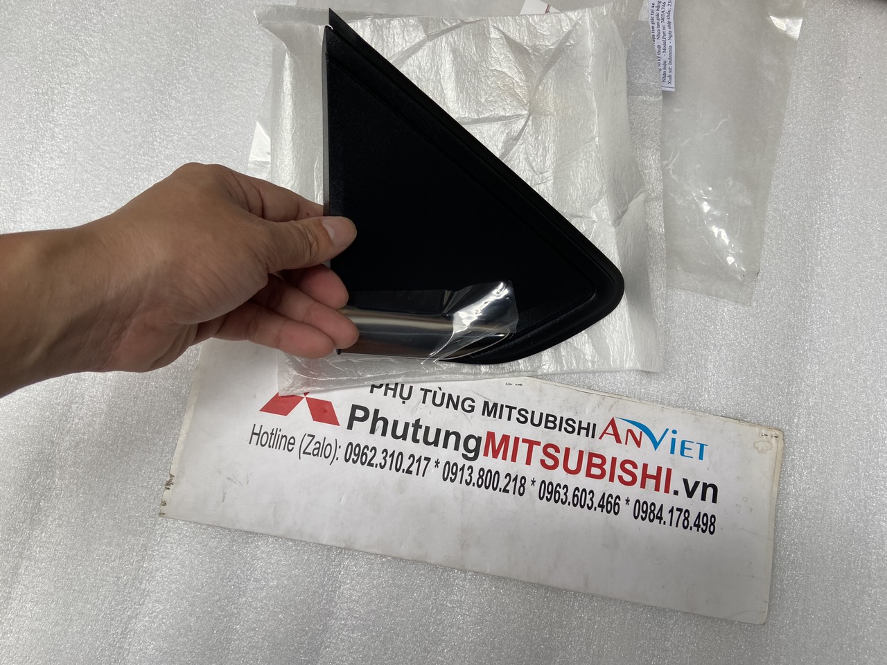 Miếng nhựa tam giác tai xe chỗ chân gương xe Mitsubishi Xpander
