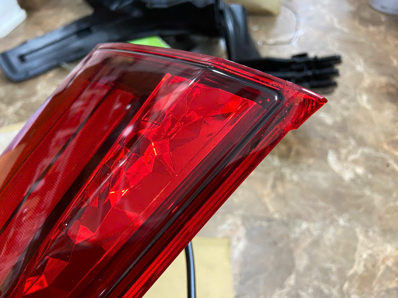 Đèn hậu miếng trong bên phụ xe Mitsubishi Outlander Hàng thanh lý