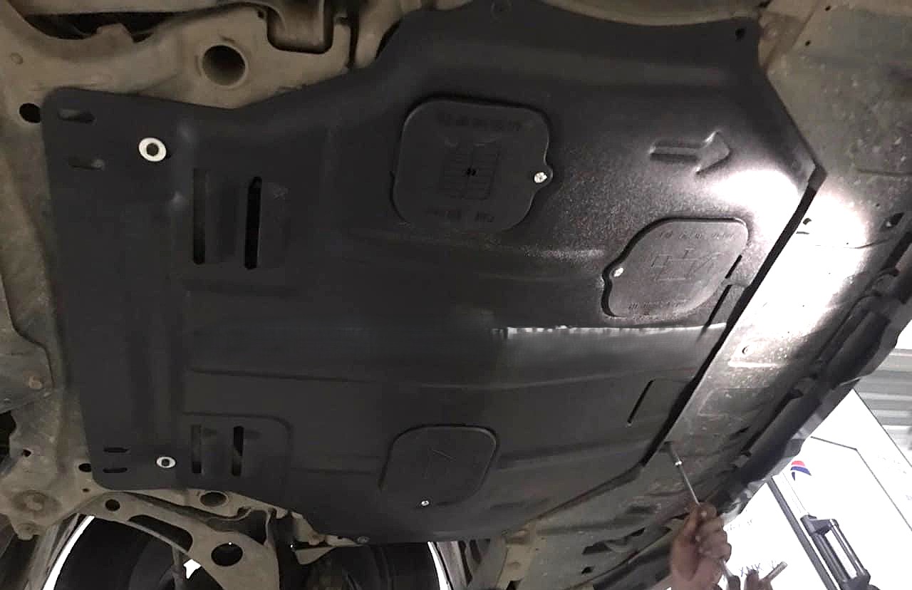 Chắn bùn gầm máy xe Mitsubishi Outlander