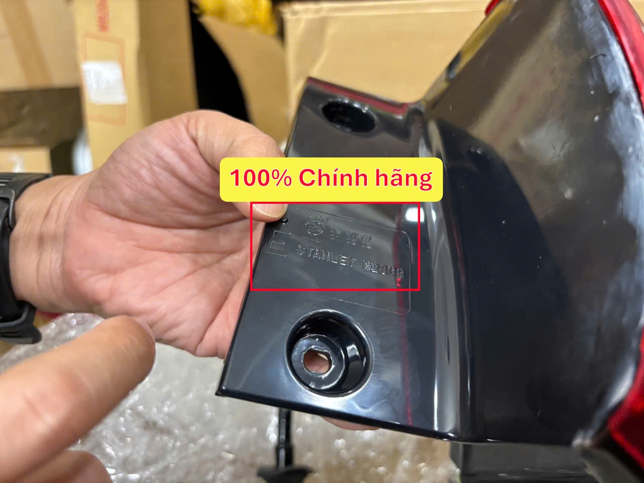 Đèn hậu xe Mitsubishi Outlander miếng ngoài RH hàng thanh lý