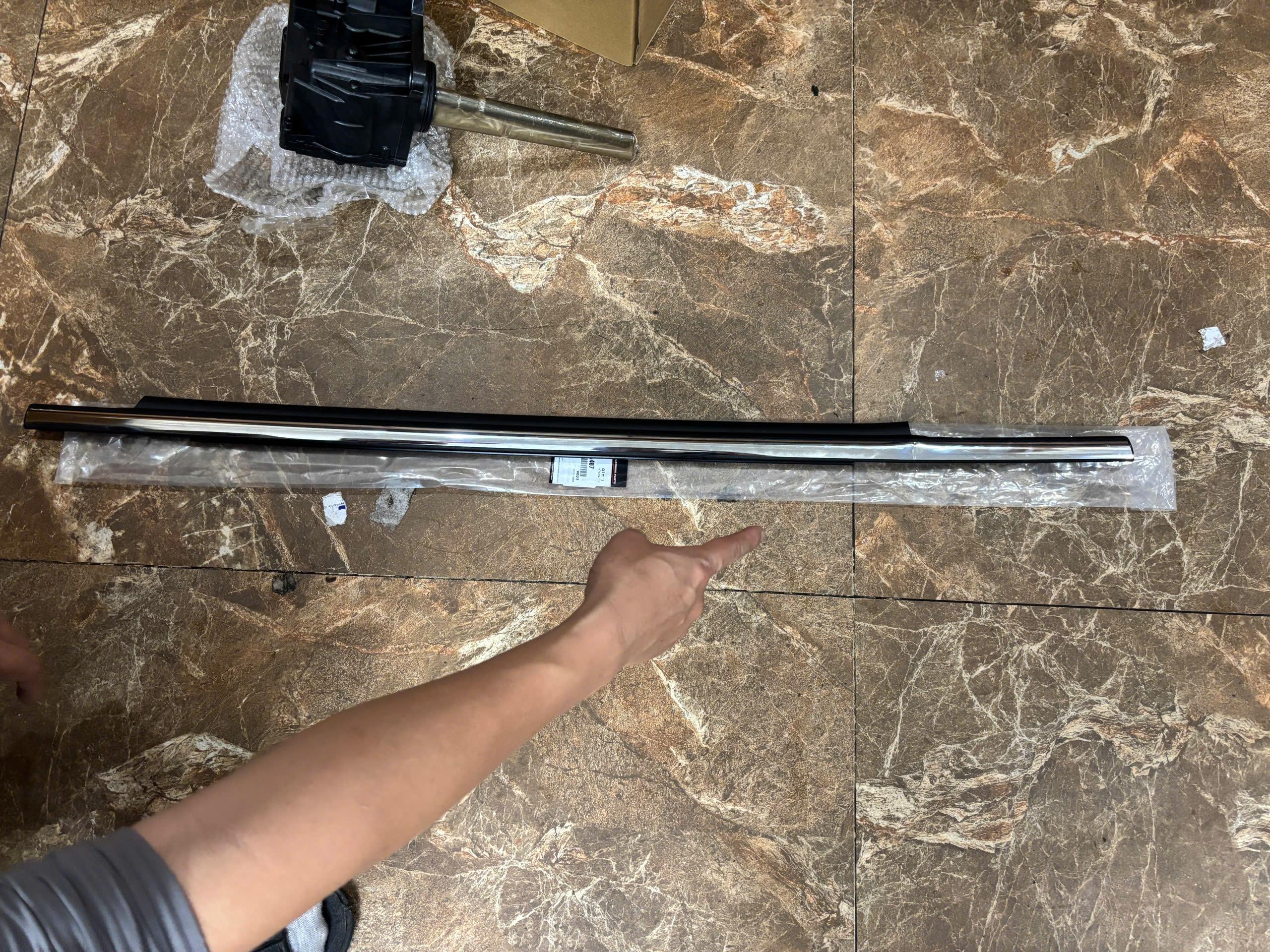 5757A407-Tly nẹp chân kính ngoài cửa sau Lh  xe Mitsubishi Pajero Sport 2018-2025