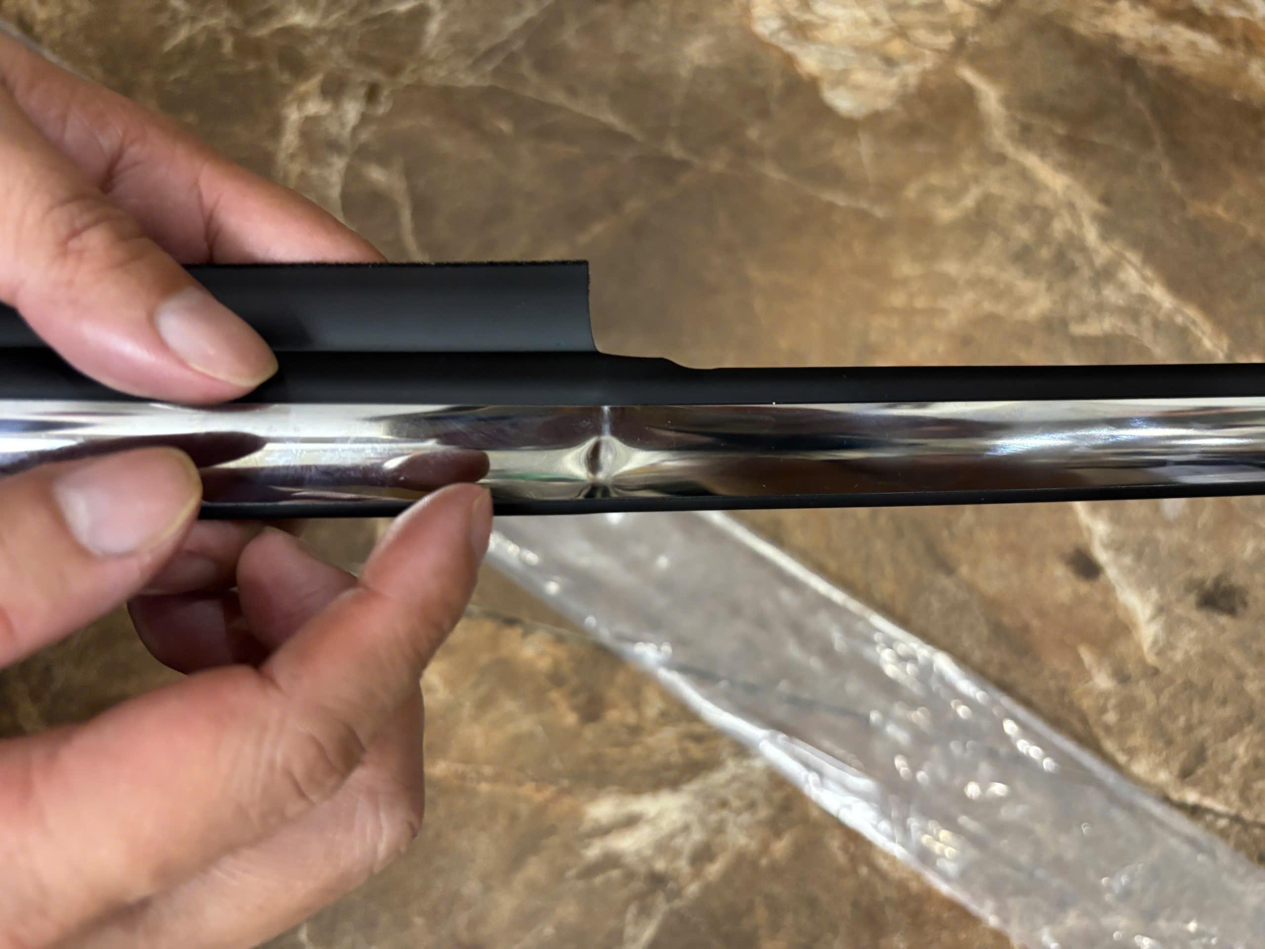 5757A407-Tly nẹp chân kính ngoài cửa sau Lh  xe Mitsubishi Pajero Sport 2018-2025