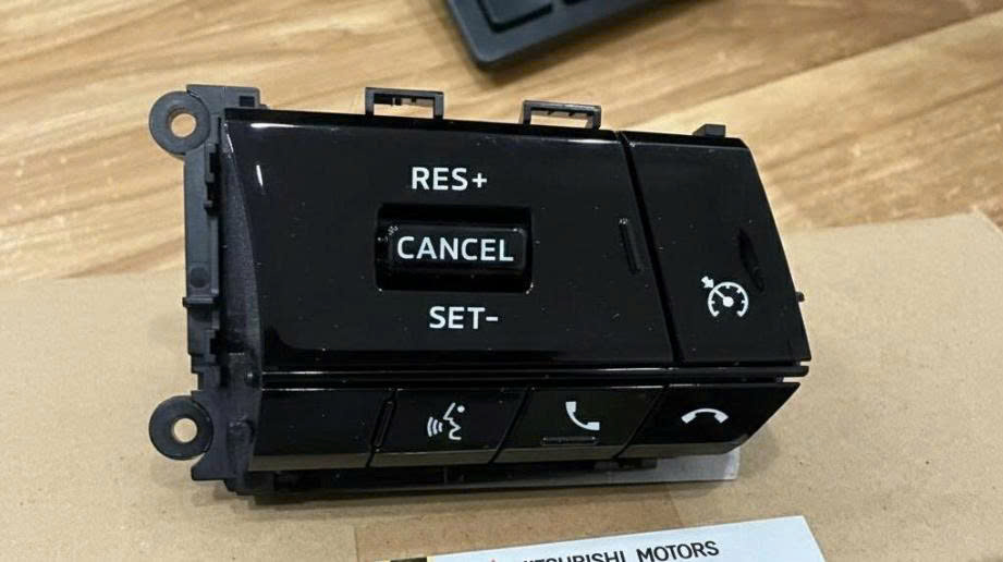 Công tắc cruise control và công tắc âm lượng  ở vô lăng Xe Mitsubishi Xforcer 2024-2026, Mitsubishi DESTINATOR 2025-2026, Mitsubishi Pajero Sport  2022-2026 8616A186 8602A231 8602A187 8602A093 8616A186 8602A099 8602A098 8616A034 8616A033 8616A043 