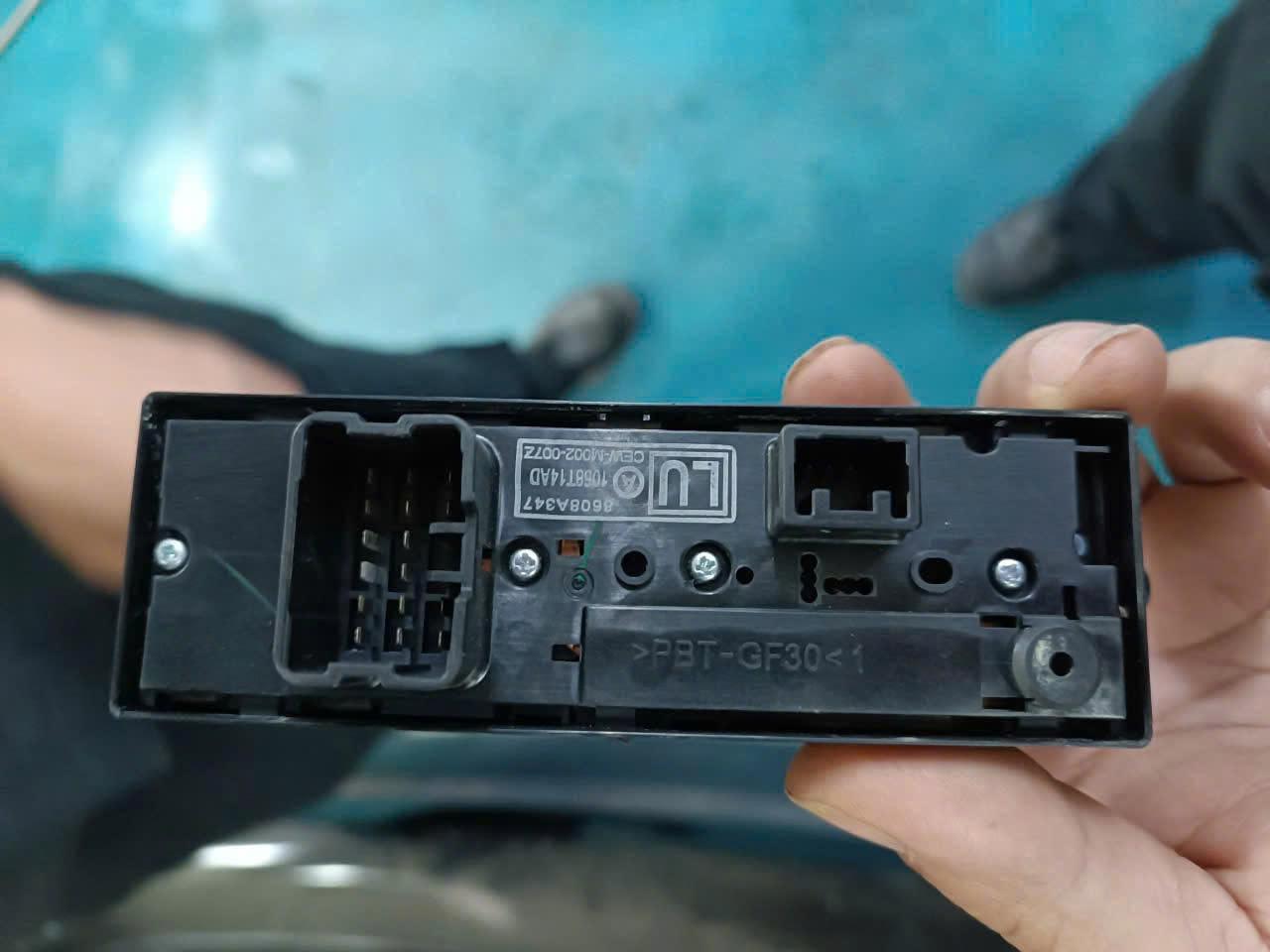 Công tắc lên xuống KÍNH TỔNG cửa trước Lh Mitsubishi Outlander, Mitsubishi Pajero Sport