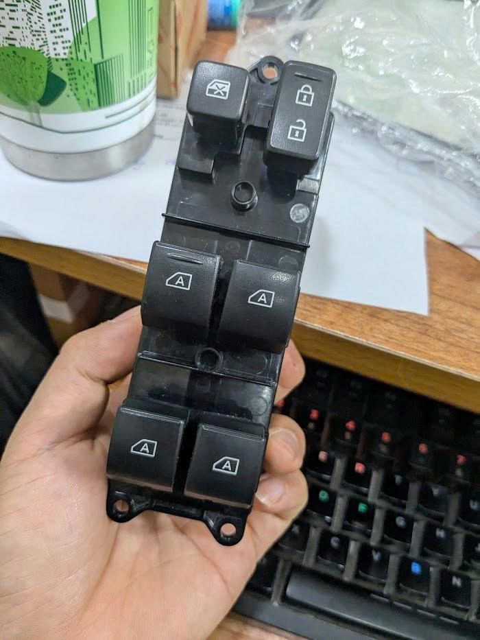 Công tắc lên xuống kính tổng cửa trước Mitsubishi Outlander và Pajero Sport