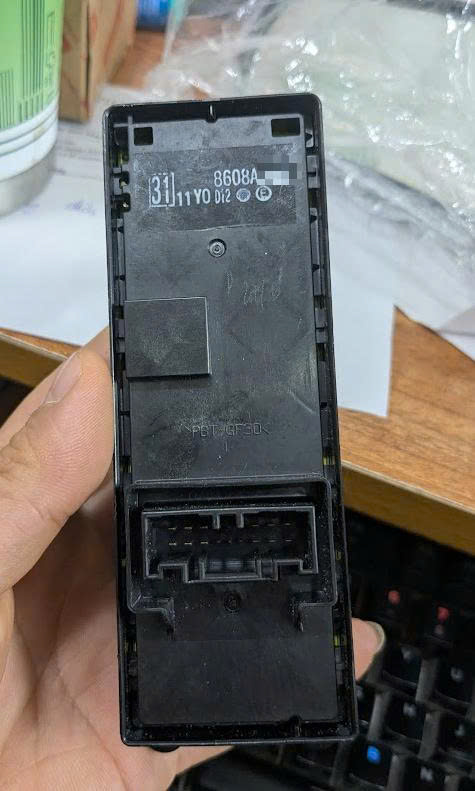 Công tắc lên xuống kính tổng cửa trước Mitsubishi Outlander và Pajero Sport