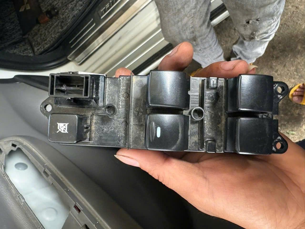 Công tắc lên xuống kính tổng Mitsubishi Triton máy dầu 4d56 2015-2022, Pajero Sport 2018-2020 hàng bãi