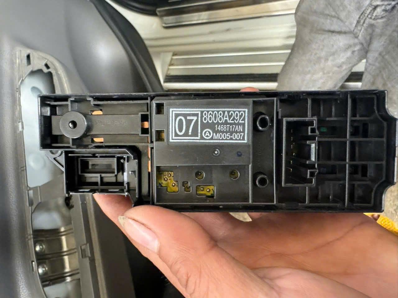 Công tắc lên xuống kính tổng Mitsubishi Triton máy dầu 4d56 2015-2022, Pajero Sport 2018-2020 hàng bãi