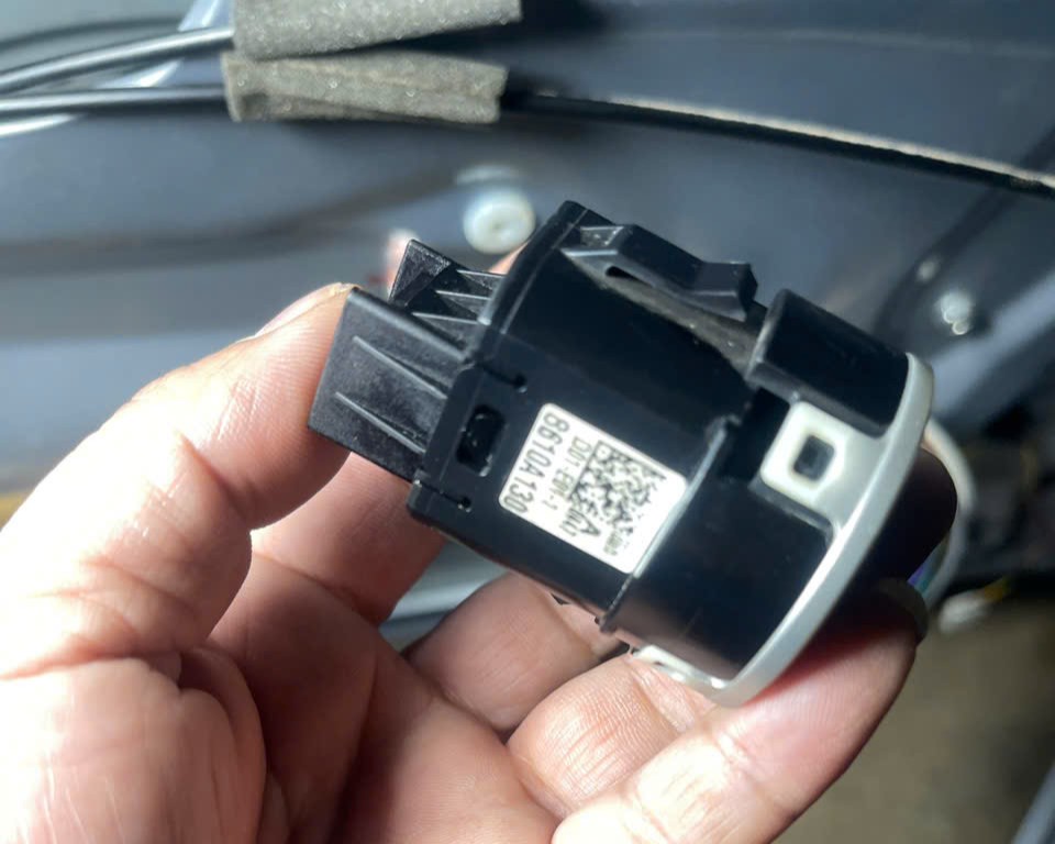 Công tắc Start Stop động cơ xe Mitsubishi Attrage, Mirage, Triton, Pajero Sport, Outlander