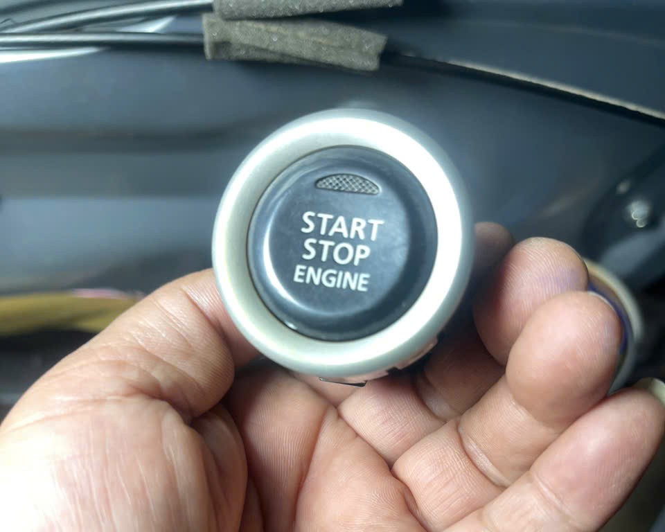 Công tắc Start Stop động cơ xe Mitsubishi Attrage, Mirage, Triton, Pajero Sport, Outlander