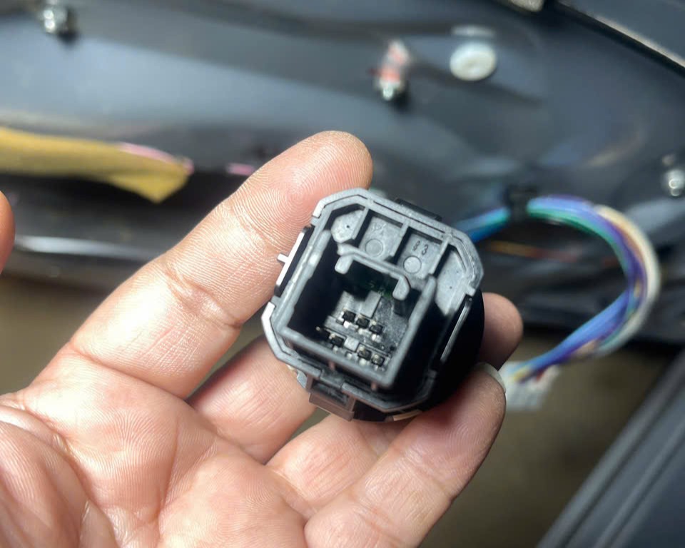 Công tắc Start Stop động cơ xe Mitsubishi Attrage, Mirage, Triton, Pajero Sport, Outlander