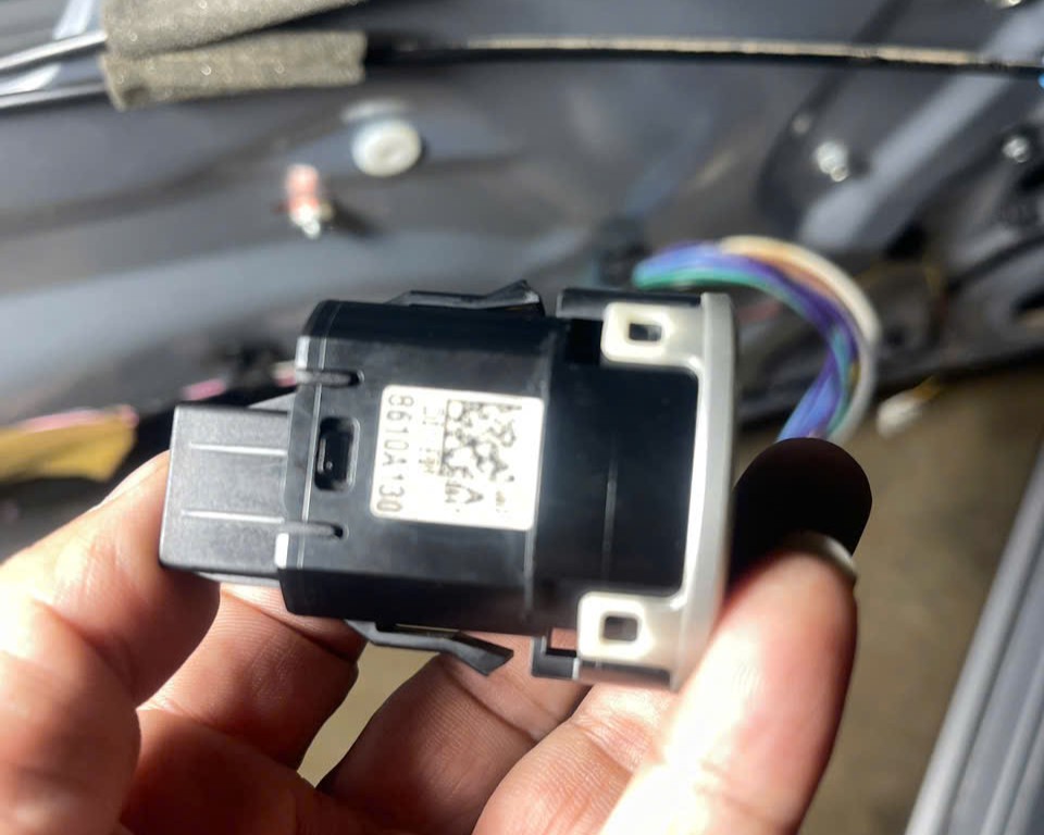 Công tắc Start Stop động cơ xe Mitsubishi Attrage, Mirage, Triton, Pajero Sport, Outlander