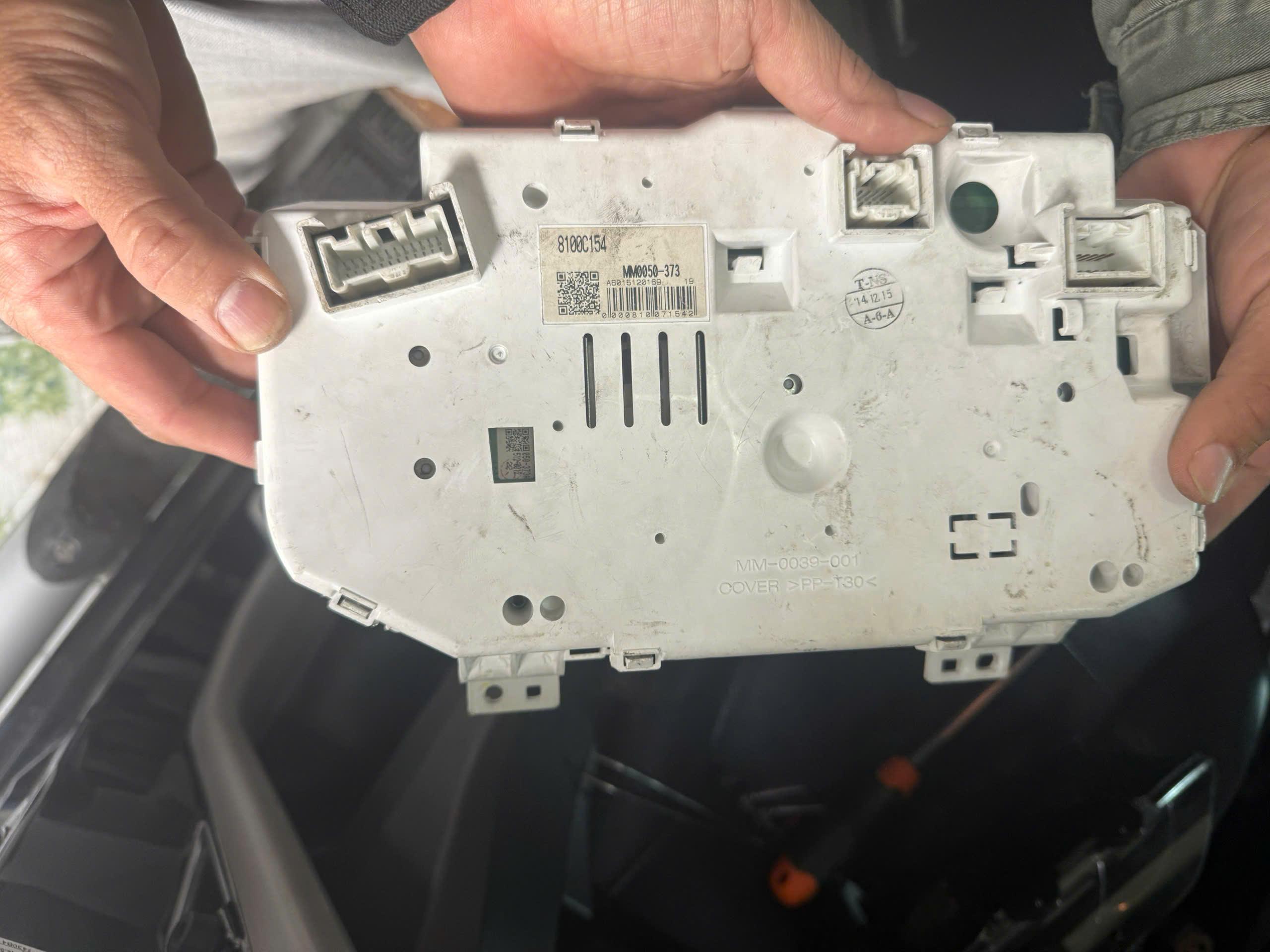 Cụm đồng hồ công tơ mét táp lô xe Mitsubishi Pajero Sport máy xăng hàng bãi