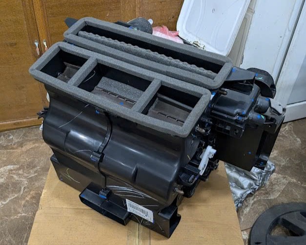 Cụm hộp đựng dàn lạnh, dàn sưởi trong táp lô Mitsubishi Triton, Pajero Sport