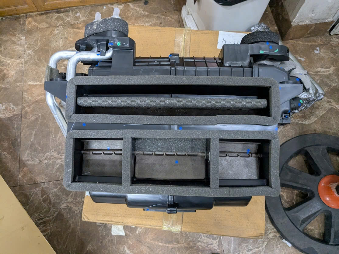 Cụm hộp đựng dàn lạnh, dàn sưởi trong táp lô Mitsubishi Triton, Pajero Sport