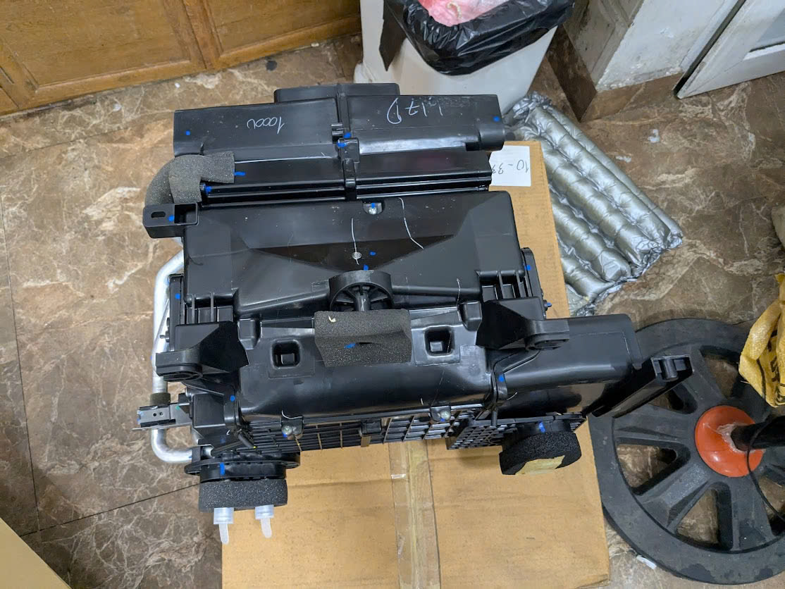 Cụm hộp đựng dàn lạnh, dàn sưởi trong táp lô Mitsubishi Triton, Pajero Sport