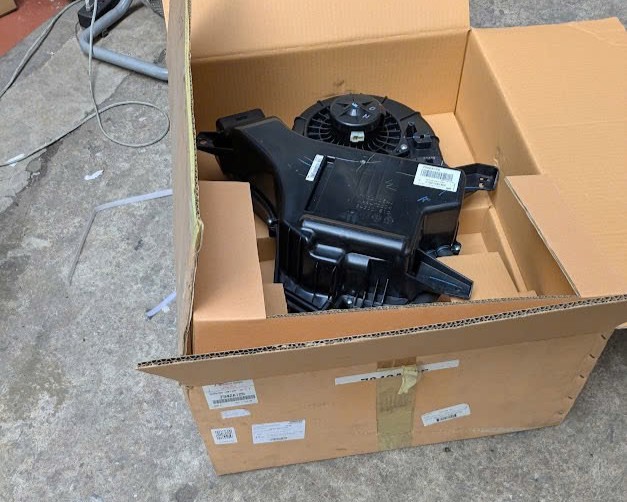 Cụm hộp quạt gió dàn lạnh sau bên hông Mitsubishi Pajero Sport