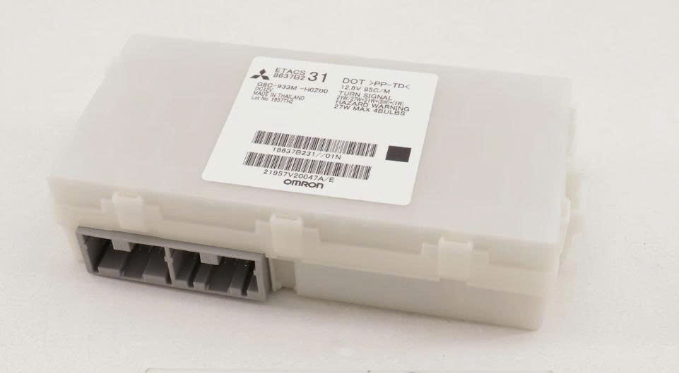 Hộp etacs Mitsubishi Pajero Sport, hộp Body Pajero Sport dưới hộp cầu chì trong táp lô xe 8637b231 