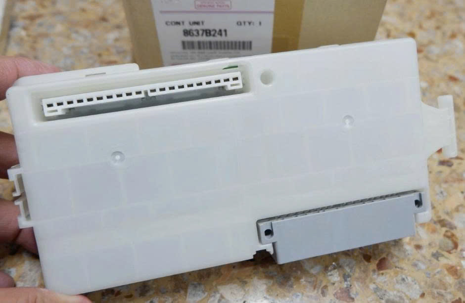 Hộp etacs Mitsubishi Pajero Sport, hộp Body Pajero Sport dưới hộp cầu chì trong táp lô xe 8637B241