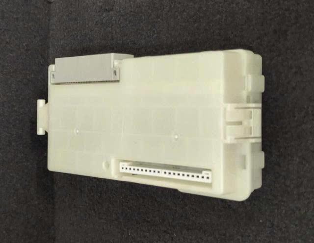 Hộp etacs Mitsubishi Pajero Sport, hộp Body Pajero Sport dưới hộp cầu chì trong táp lô xe 8637b271 