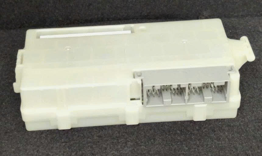 Hộp etacs Mitsubishi Pajero Sport, hộp Body Pajero Sport dưới hộp cầu chì trong táp lô xe 8637b271 