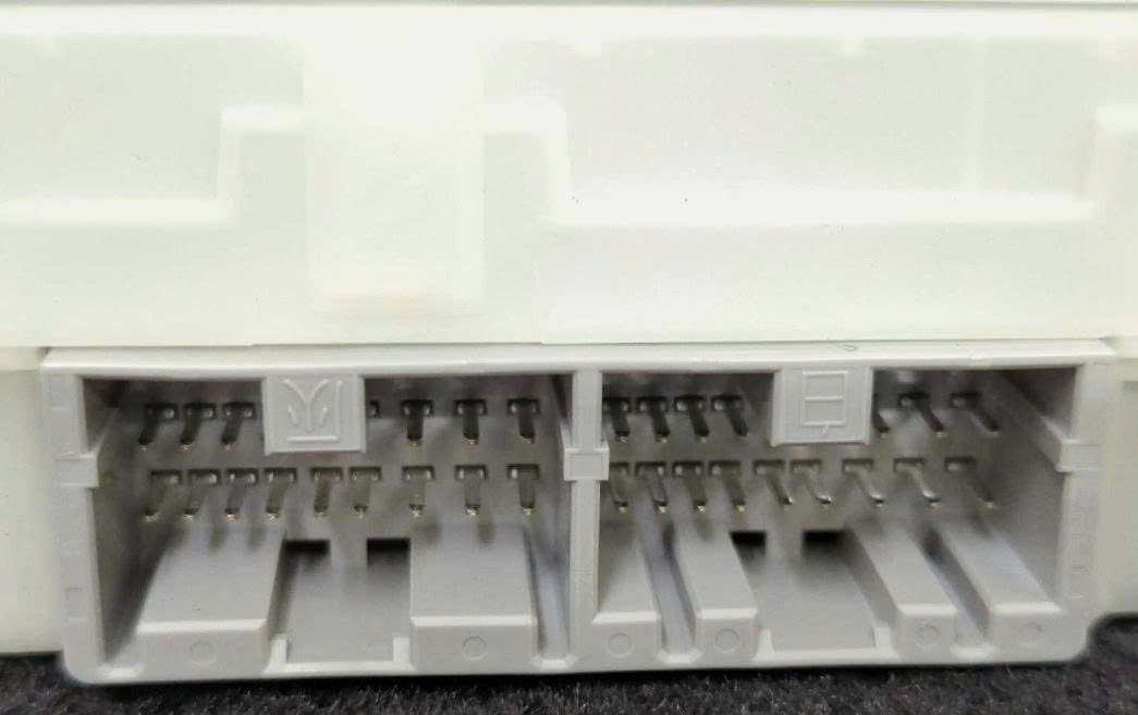 Hộp etacs Mitsubishi Pajero Sport, hộp Body Pajero Sport dưới hộp cầu chì trong táp lô xe 8637b271 