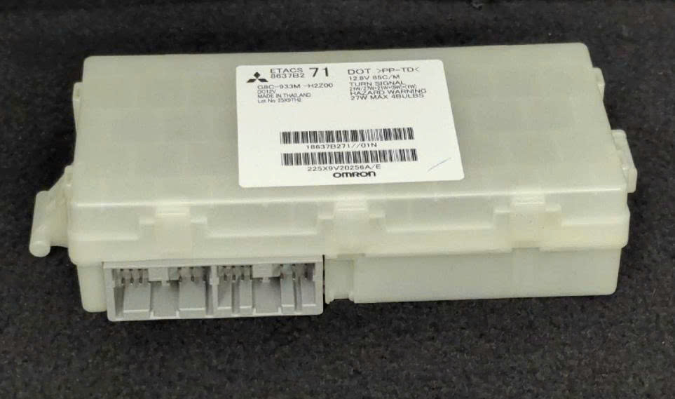 Hộp etacs Mitsubishi Pajero Sport, hộp Body Pajero Sport dưới hộp cầu chì trong táp lô xe 8637b271 