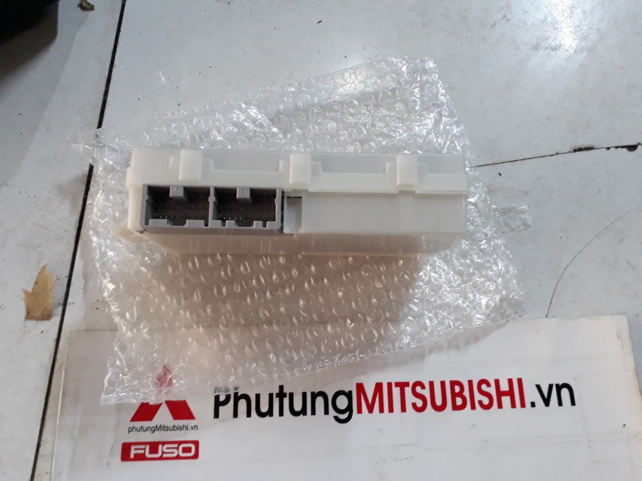 Hộp ê tắc điều khiển gạt mưa xe Mitsubishi Pajero Sport