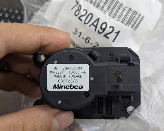 Mô tơ điều khiển chỉnh gió điều hòa trong táp lô xe Mitsubishi Pajero Sport và Triton