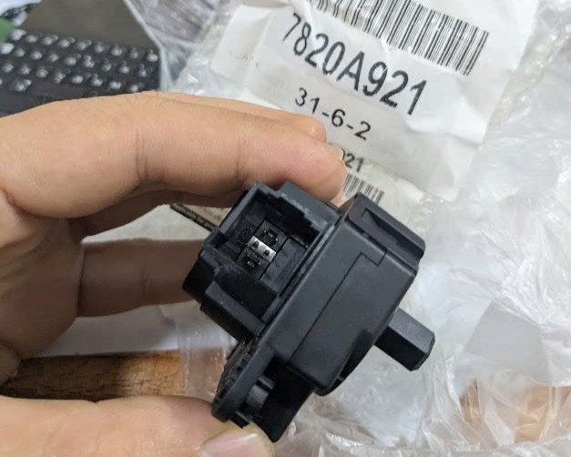 Mô tơ điều khiển chỉnh gió điều hòa trong táp lô xe Mitsubishi Pajero Sport và Triton