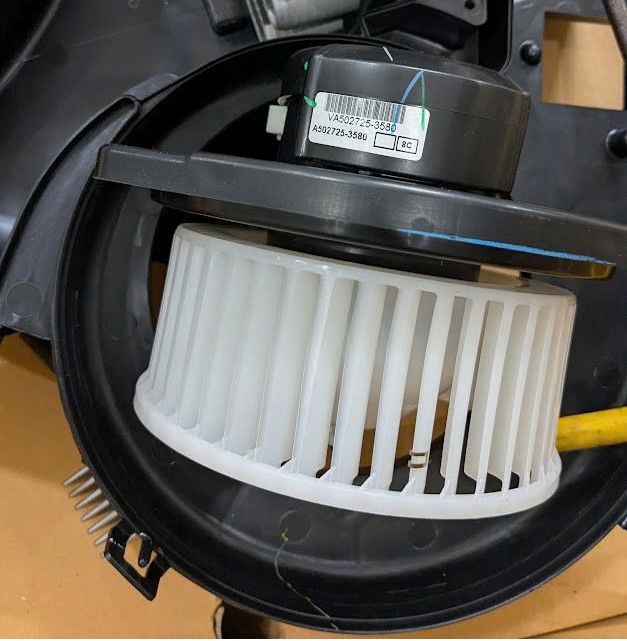 Mô tơ cánh quạt dàn lạnh sau xe Mitsubishi Pajero Sport