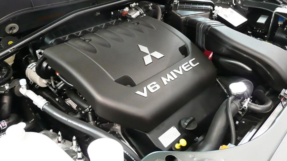 Nắp trang trí động cơ V6 Mivec xe Pajero Sport