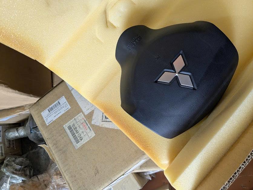 Túi khí vô lăng Mitsubishi Pajero Sport